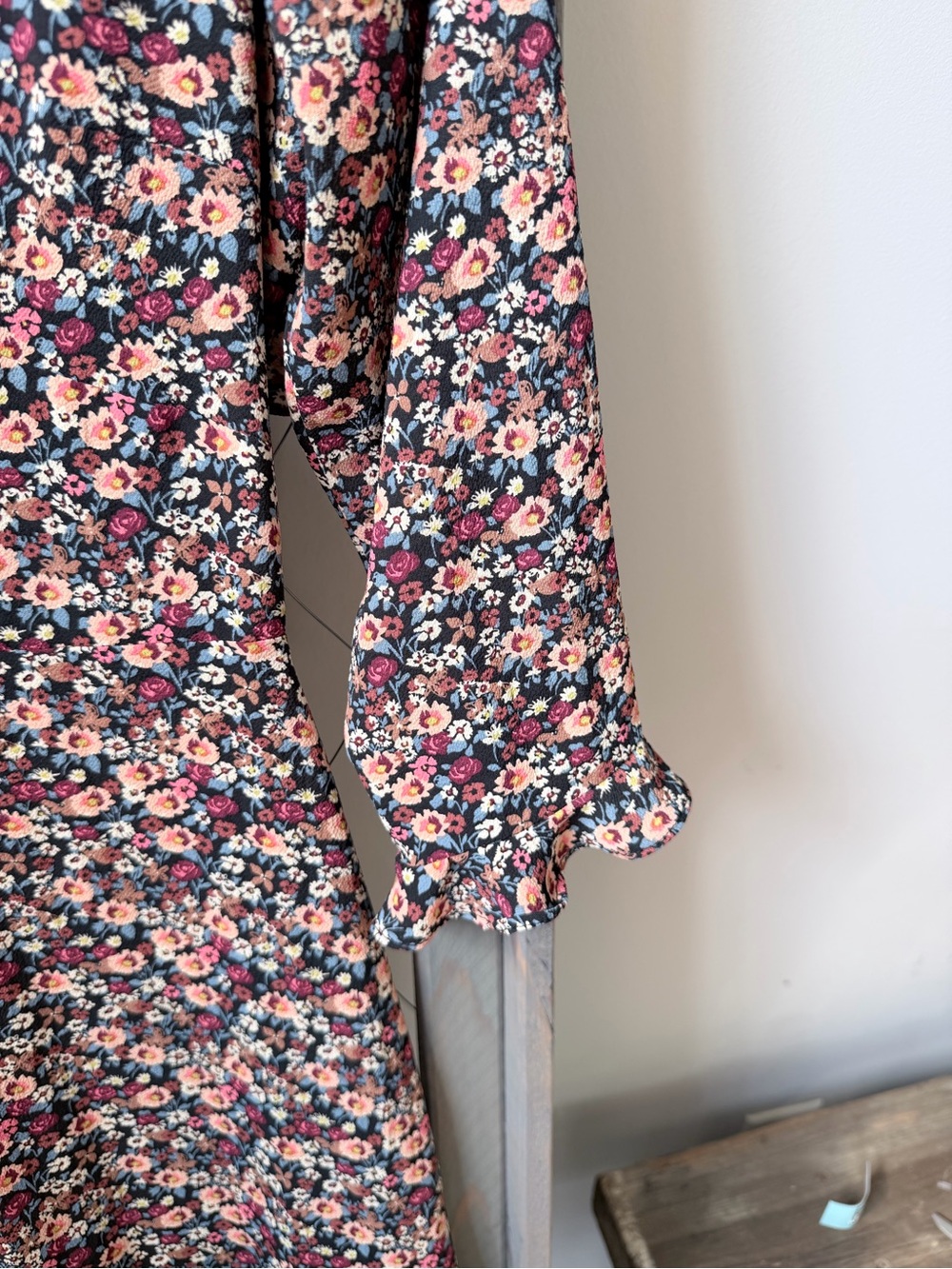 Topshop Size 6 V-Neck Ruffled Hem Flutter Sleeve Floral Dress - Picture 5 of 9